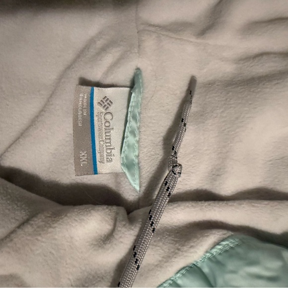 Columbia Women's Light Gray and Mint Ski Jacket - Picture 4 of 4